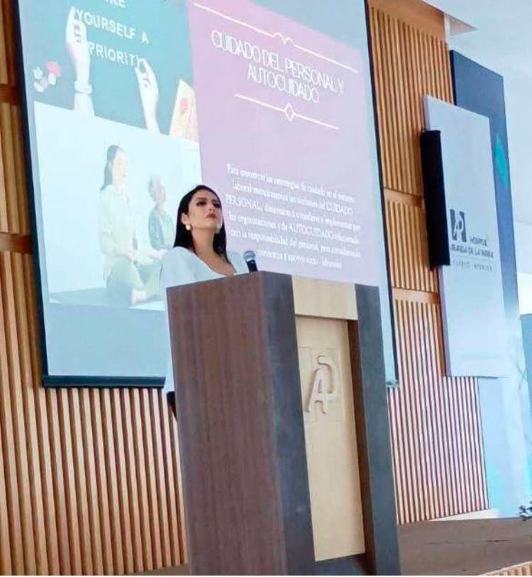Karla Patricia Frausto presentando sobre cuidado personal y autocuidado